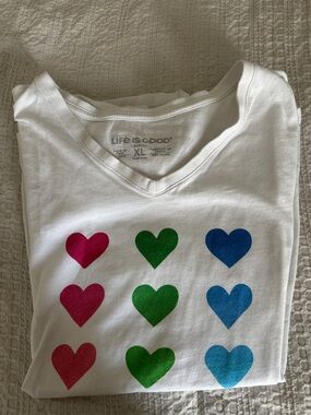 Life Is Good Women’s Short Sleeve Crusher V-Neck Tee with Hearts - XL